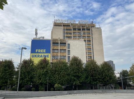 Kosova'da Zelenskiy tepkisi! Dev Ukrayna bayrağı indirildi