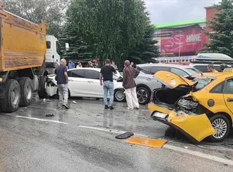 Erzurum'da feci kaza! 10 araç birbirine girdi: 5 yaralı