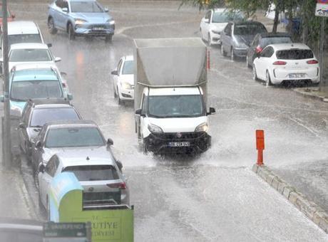 Erzurum'da 10 dakikalık sağanak hayatı felç etti