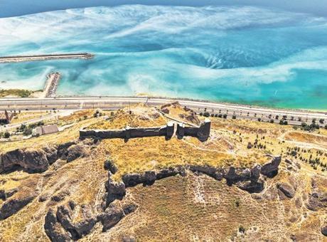 Sığ kıyılar kara olabilir