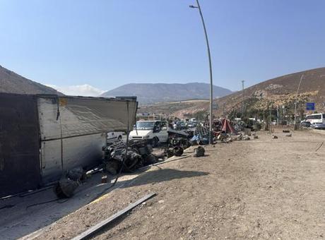 Hatay'da korkutan kaza! Freni patlayan TIR otomobile çarptı, parçalar yola saçıldı