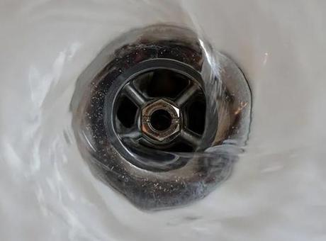 Zincir markette lavabo açıcı faciası! Bomba gibi patladı; 6 yaralı