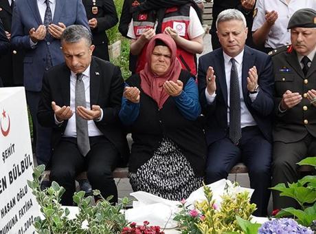 Şehit Eren Bülbül, kabri başında anıldı: İyi ki böyle bir evlat doğurdum