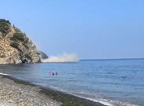 Yer: Mudanya! Denizde yüzenler dehşeti yaşadı: Kayalar denize düştü