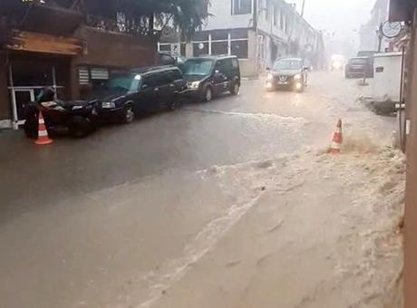 Artvin’de sağanak! Cadde ve sokaklar suyla doldu, ulaşım aksadı
