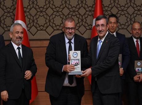 Anadolu Medya Ödülleri sahiplerini buldu! Yılın Gazete Genel Yayın Yönetmeni Ödülü Özay Şendir'e