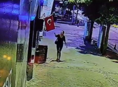 Türk bayrağını çakmakla ateşe verip uzaklaştı! Bayrağa saldıran kadını, kameralar kaydetti