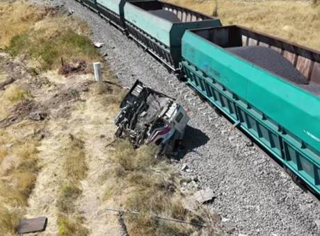 Malatya'da yük treni hemzemin geçitte kamyona çarptı! 1 kişi yaralı