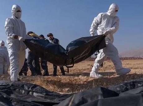 Suriye'de bir toplu mezar daha! İki noktada insan kalıntıları bulundu