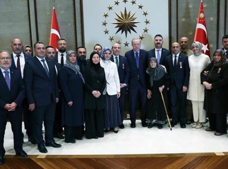 Bakan Göktaş Cumhurbaşkanı Erdoğan'ın şehit aileleri ve gazileri kabulüne paylaştı