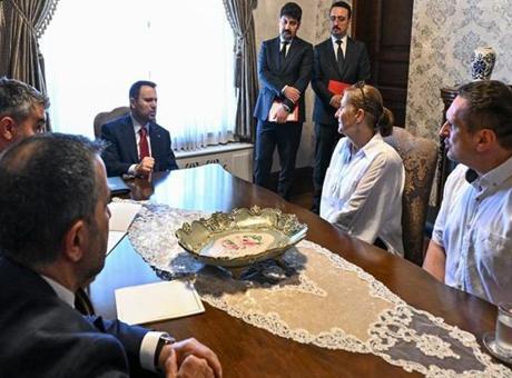 Bakan Gürlek, Trabzon'da yorgun mermi ile hayatını kaybeden Emir’in ailesiyle görüştü