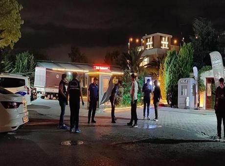 İstanbul Küçükçekmece'de kafede işletme sahibine silahla ateş açıldı! Yaralılar var