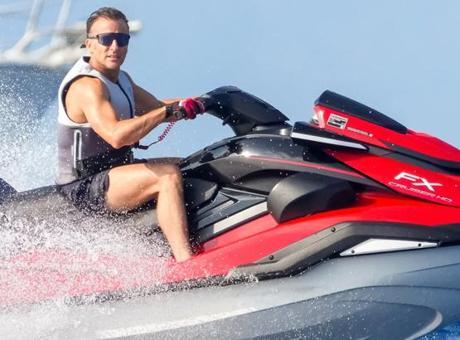 Son dakika...Macron'un son fotoğrafına tepkiler çığ gibi büyüyor! 'Fransa yanarken jet ski keyfinde'