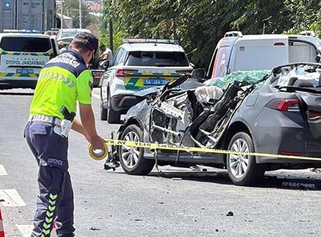 Sakarya'da feci kaza! TIR'a çarpan otomobilin tavanı koptu, uzman onbaşı hayatını kaybetti