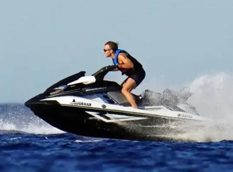 Macron'un Jet Ski'li fotoğrafı Fransa'yı karıştırdı! Tepkiler dinmiyor: Fransa yanarken Macron eğleniyor