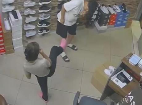 Çocuklarla oyalayıp çift çift çaldılar! Pazar arabalı hırsızlık kamerada