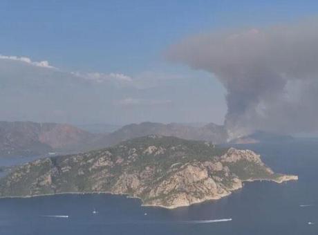 Marmaris’te orman yangını ikinci gününde! Alevlere müdahale devam ediyor