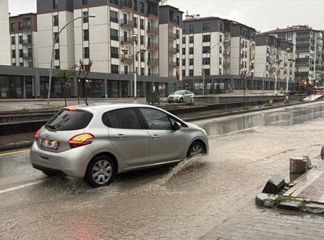 Meteoroloji uyarmıştı! Malatya'da sağanak hayatı olumsuz etkiledi