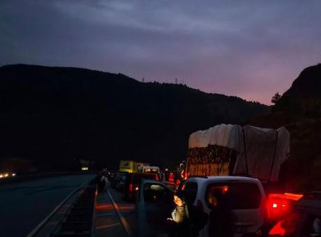 Sivas'ta toprak ve taşlar yola düştü: 10 kilometrelik araç kuyruğu oluştu