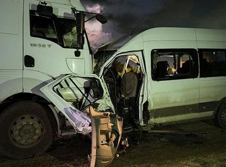 Hatay’da feci kaza! İşçi servisi tırla kafa kafaya çarpıştı: 1 ölü, 15 yaralı