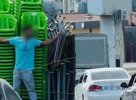 Trafikte ölümle dans! Kamyonet kasasında şoke eden yolculuk