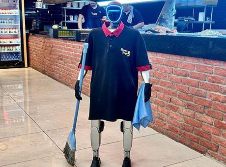 Robot garson 'Fiko' patrondan zam istedi! Maaşı var, haftada bir gün izin yapıyor