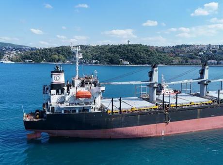 5 İHA saldırısına uğramıştı! Hasarlı gemi İstanbul Boğazı’ndan geçti
