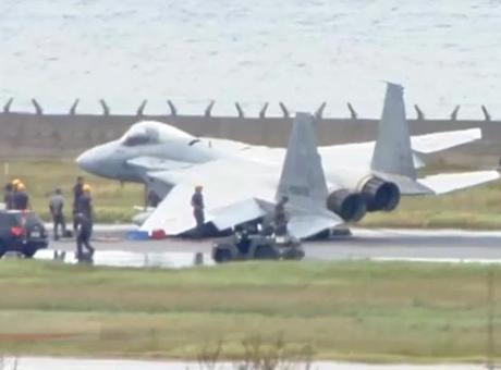 F-15 savaş uçağı pistte yan yattı! Acil iniş sonrası büyük panik