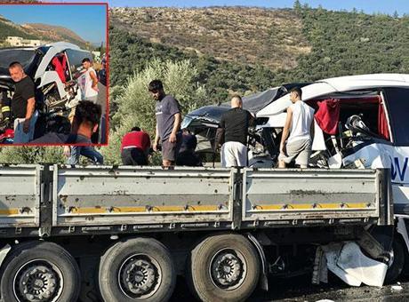 Muğla'da tur otobüsü tıra çarptı: 2 ölü 17 yaralı