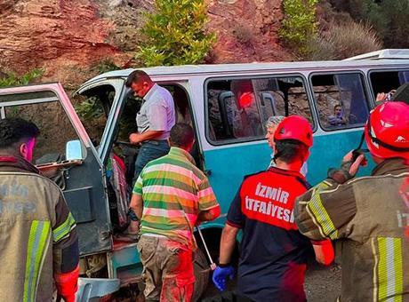 İzmir’de tarım işçilerini taşıyan minibüs kaza yaptı: 1 ölü, 8 yaralı