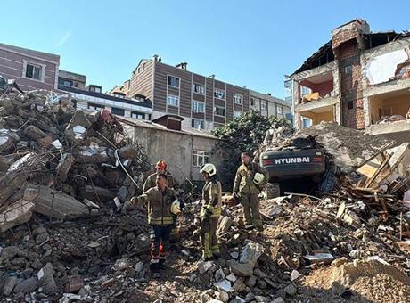 Küçükçekmece’de yıkım sırasında korkunç kaza! Bina iş makinesinin üzerine devrildi; operatör enkaz altında kaldı