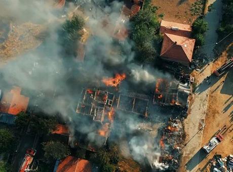 Çankırı'da samanlıktaki yangın sonrası iki ev küle döndü