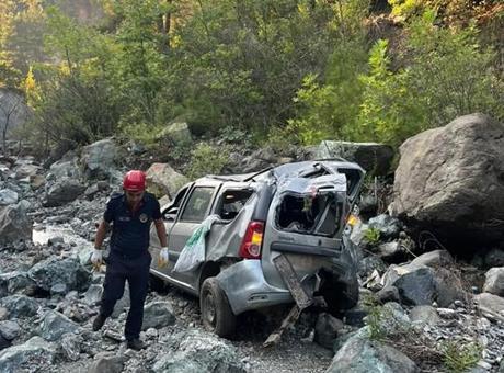 Osmaniye'de yayla yolunda feci kaza! Otomobil, 50 metre yükseklikten dere yatağına düştü