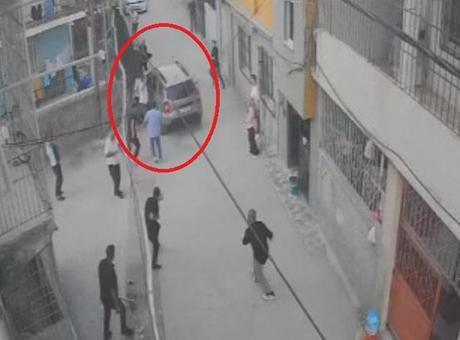 Adana'da korkunç olay! Kavgada otomobilini kalabalığın üzerine sürdü: 1’i ağır 4 yaralı
