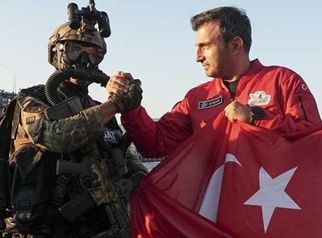 Selçuk Bayraktar, SAT ve SAS komandolarıyla bir araya geldi