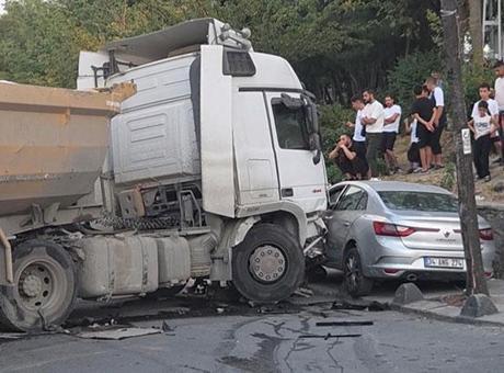 Esenler'de ortalık savaş alanına döndü! Freni boşalan kamyon park halindeki araçları ezdi