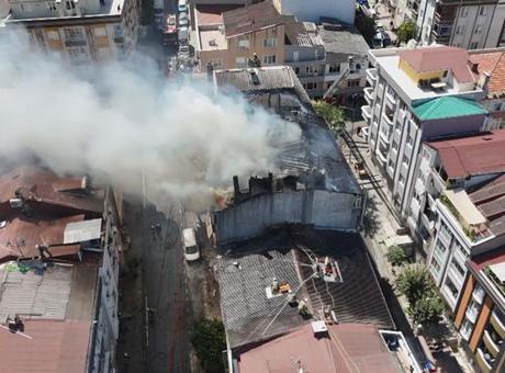 Gaziosmanpaşa'da çatı yangını! Alevler yan binalara sıçradı; 1 ölü