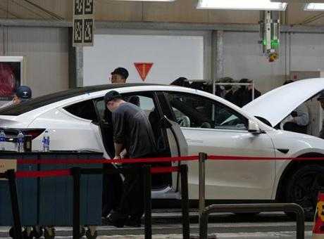 Çin'de kapı kolları yüzünden yaklaşık 3 milyon Tesla geri çağrılıyor