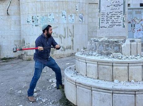 Batı Şeria'da skandal! İsrailli vekil Filistin anıtını balyozla parçaladı