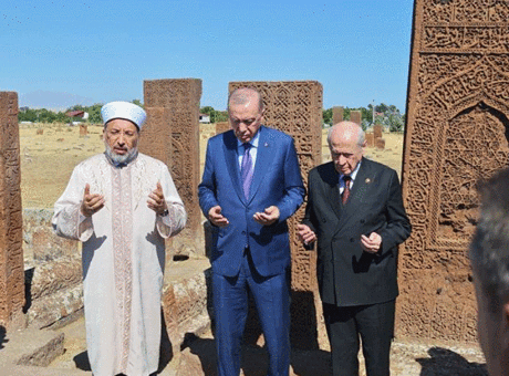 Cumhurbaşkanı Erdoğan Ahlat Selçuklu Kabristanını ziyaret etti