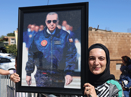 Bir buçuk ay süren emek! 70 bin boncukla yaptığı tabloyu Cumhurbaşkanı Erdoğan’a ulaştırdı