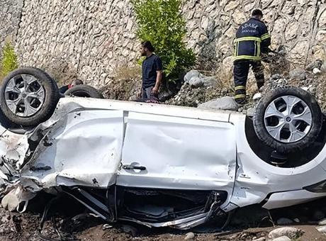 Adana’da feci kaza! Otomobil dereye uçtu: 2 ölü, 1 yaralı