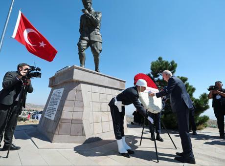 Kocatepe’den İzmir’e Türk bayrağı! TBMM Başkanı Kurtulmuş, sporculara emanet etti