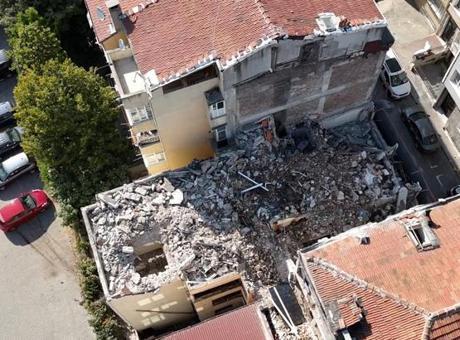 Fatih’te kentsel dönüşüm yıkımında facia! Kepçe merdiven boşluğuna düştü