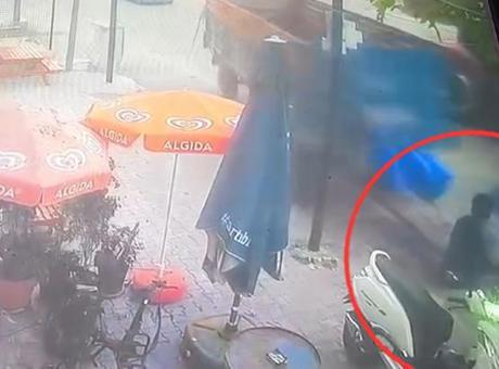 Adana'da feci kaza! Traktörden ayrılan römork 2 kişiye çarptı! Olay anı kamerada