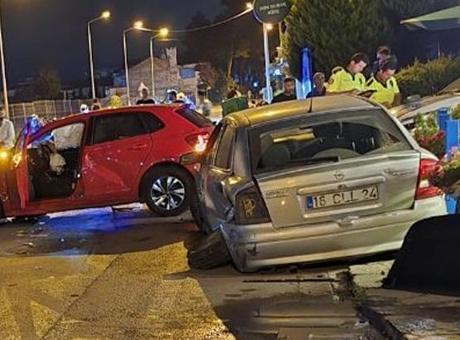 Bursa'da iki otomobil çarpıştı: 4 yaralı