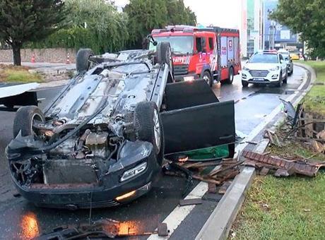 Ataşehir'de feci kaza! Kaldırıma çıktı, takla attı