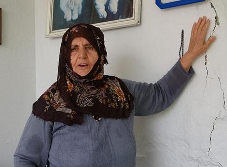 Koçyiğit ailesinin çaresizliği! Evlerden su çıkıyor, duvarlar çatlıyor