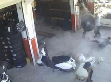 Otomobil lastiği tamir sırasında patladı, işçi ölümden döndü