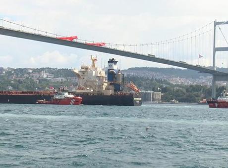 290 metrelik gemi İstanbul Boğazı'ndan geçti! Trafik durduruldu
